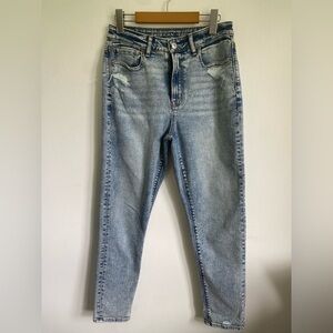 AMERICAN Eagle Stretch Mom Straight Jeans in Light Wash Denim • US 4